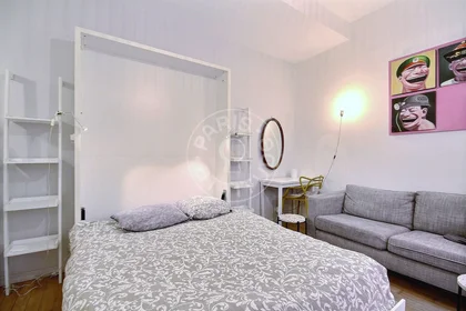 Entire apartment at Rue Houdon, image 7 of 19