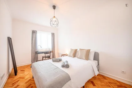 Quarto privado em Rua Barão de Sabrosa, imagem 1 de 19