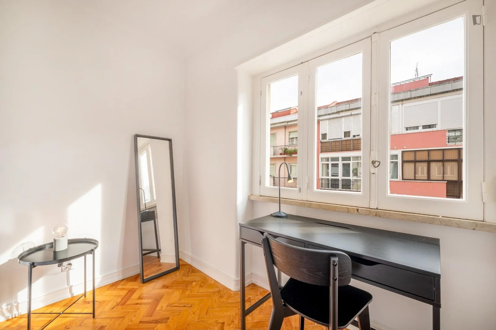 Habitación estudiantil funcional perfecta para estudiar en 