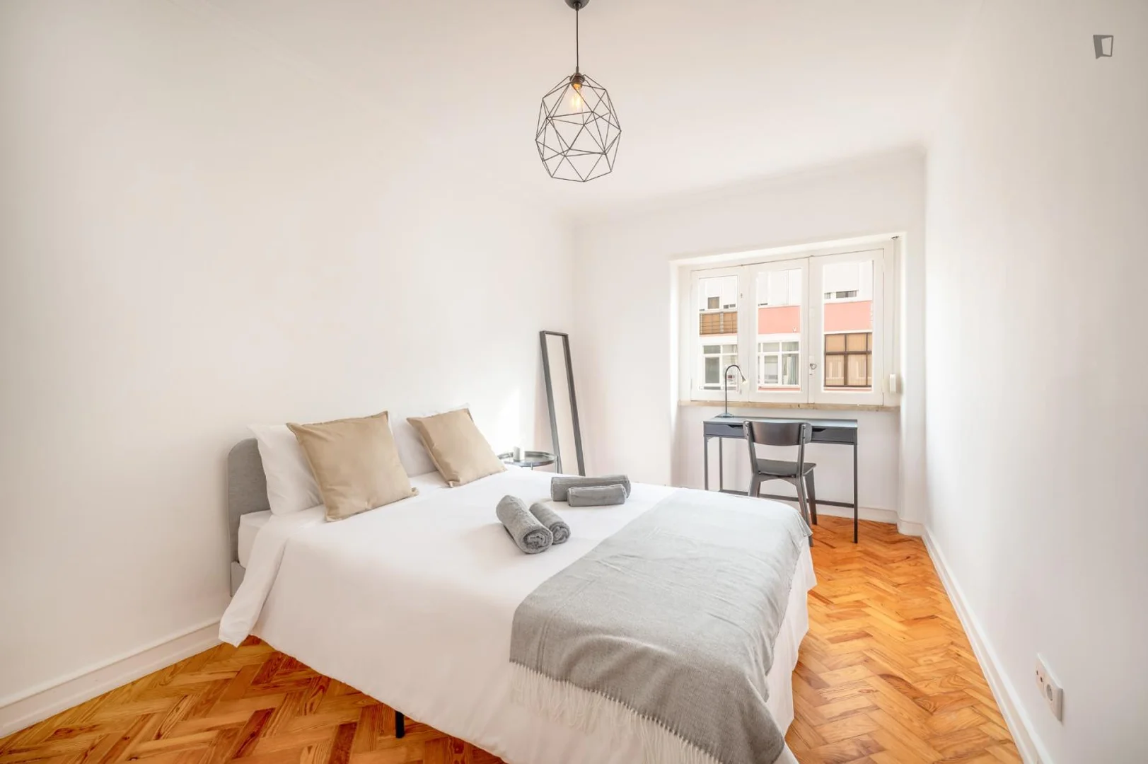 Habitación estudiantil luminosa y aireada con fácil acceso a la universidad en 