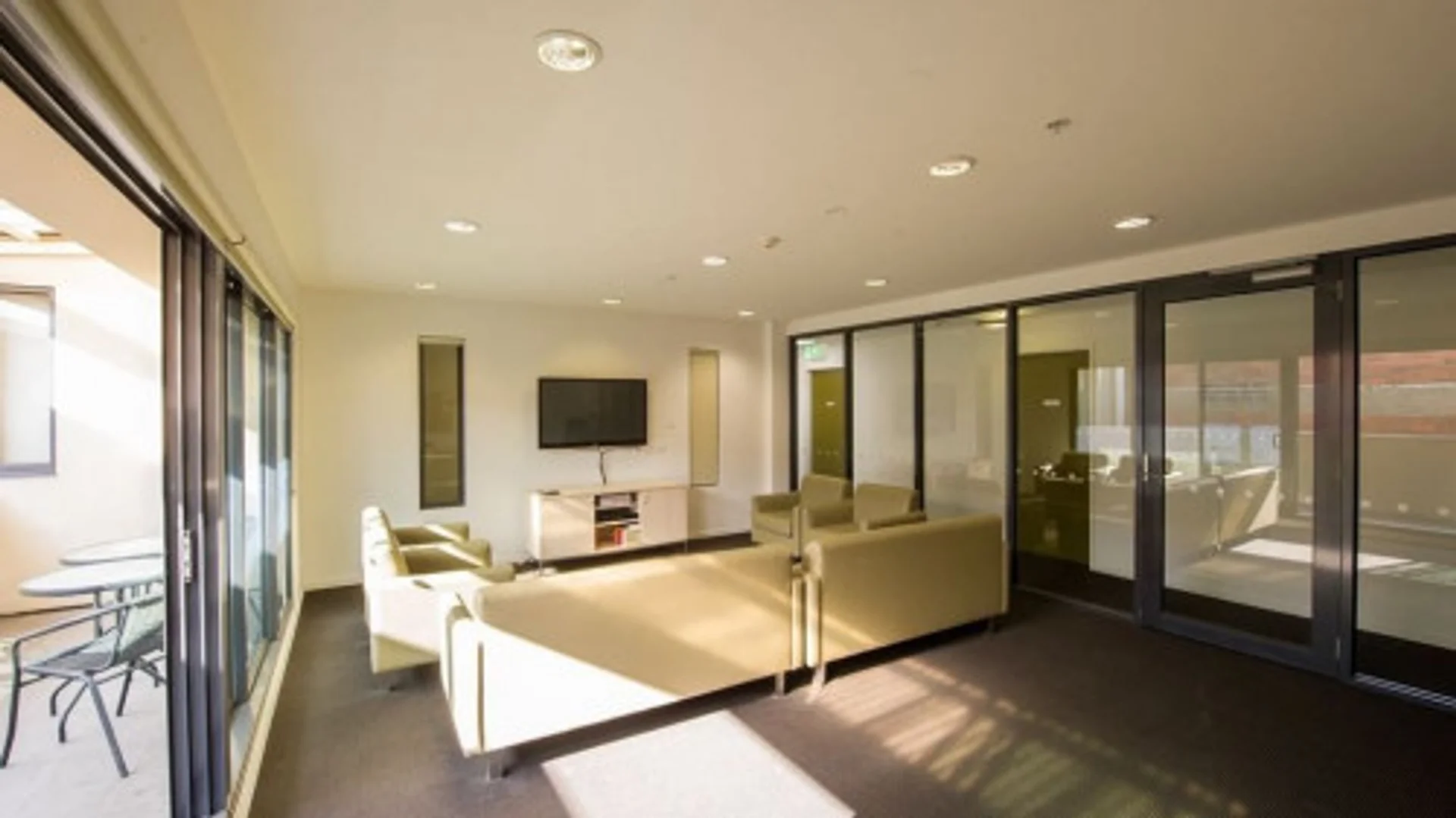 Habitación estudiantil funcional perfecta para estudiar en 