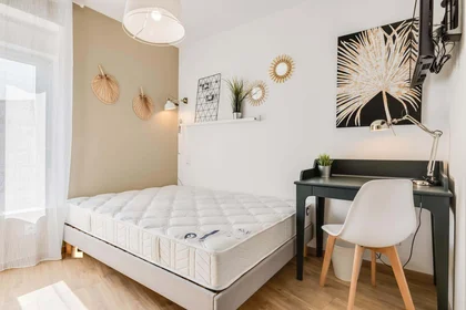 Private room at 219 Rue du Jardin public, 33300 Bordeaux, France, image 1 of 10