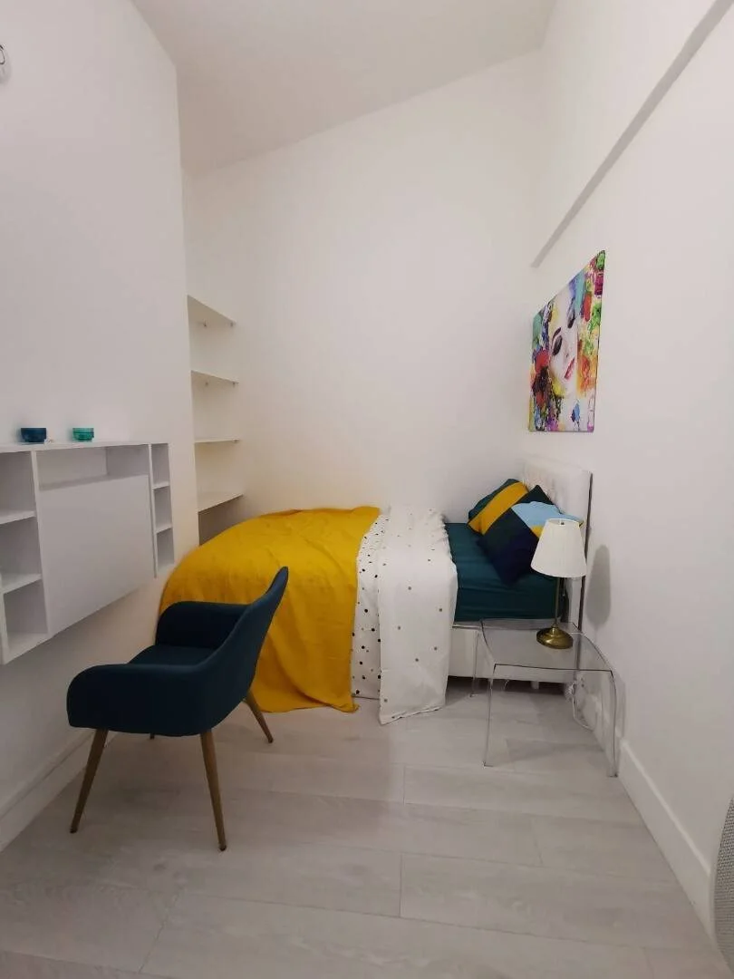 Chambre d'étudiant lumineuse et aérée avec accès facile à l'université dans 