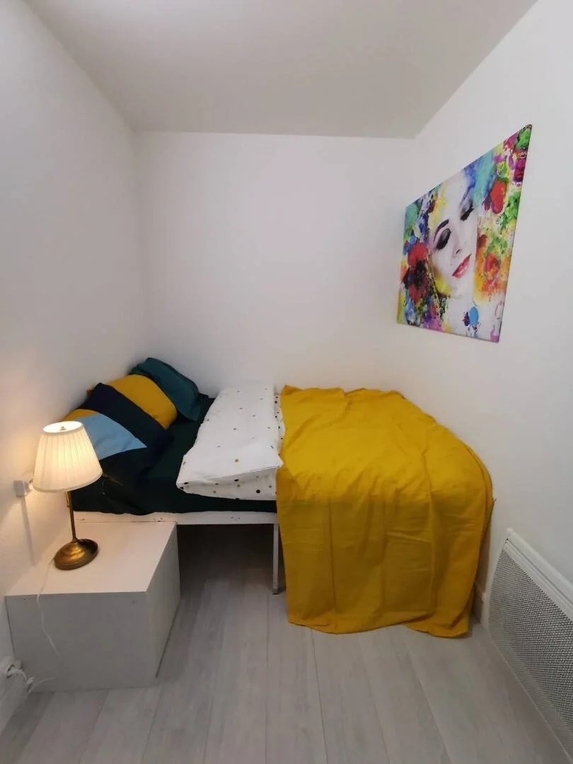 Chambre confortable pour étudiants disponible dans 