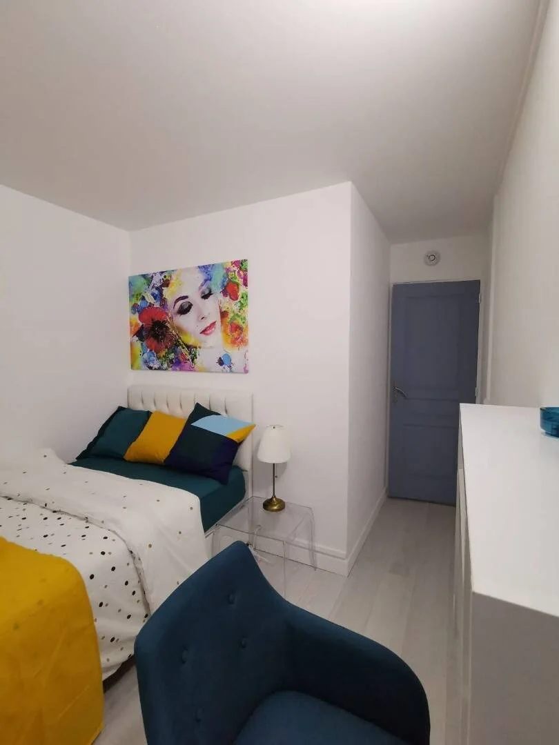 Chambre confortable pour étudiants disponible dans 