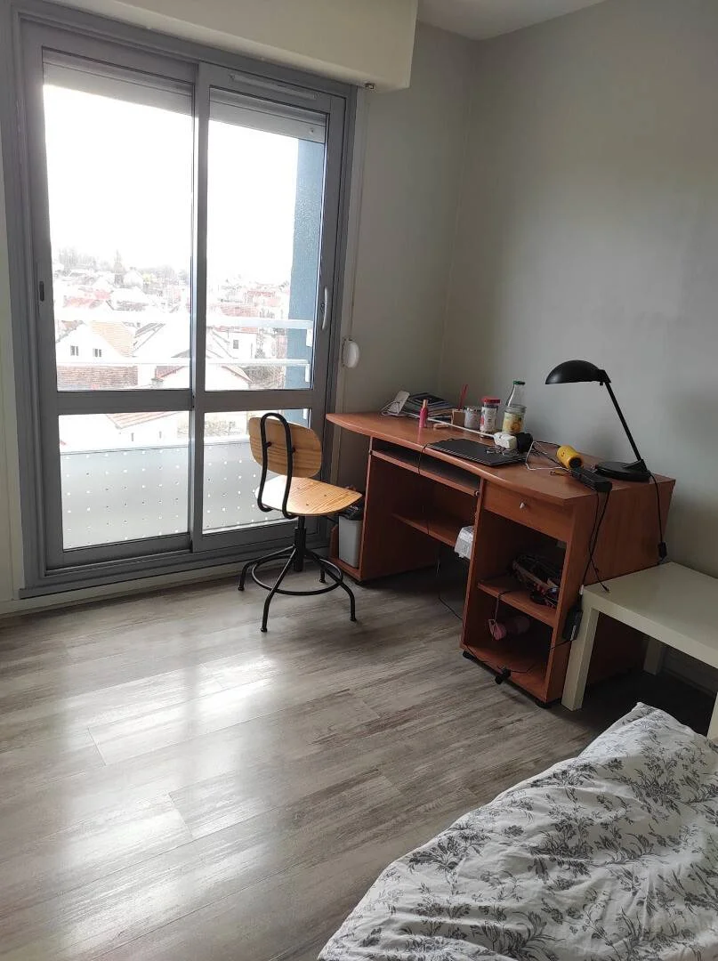 Habitación estudiantil luminosa y aireada con fácil acceso a la universidad en 