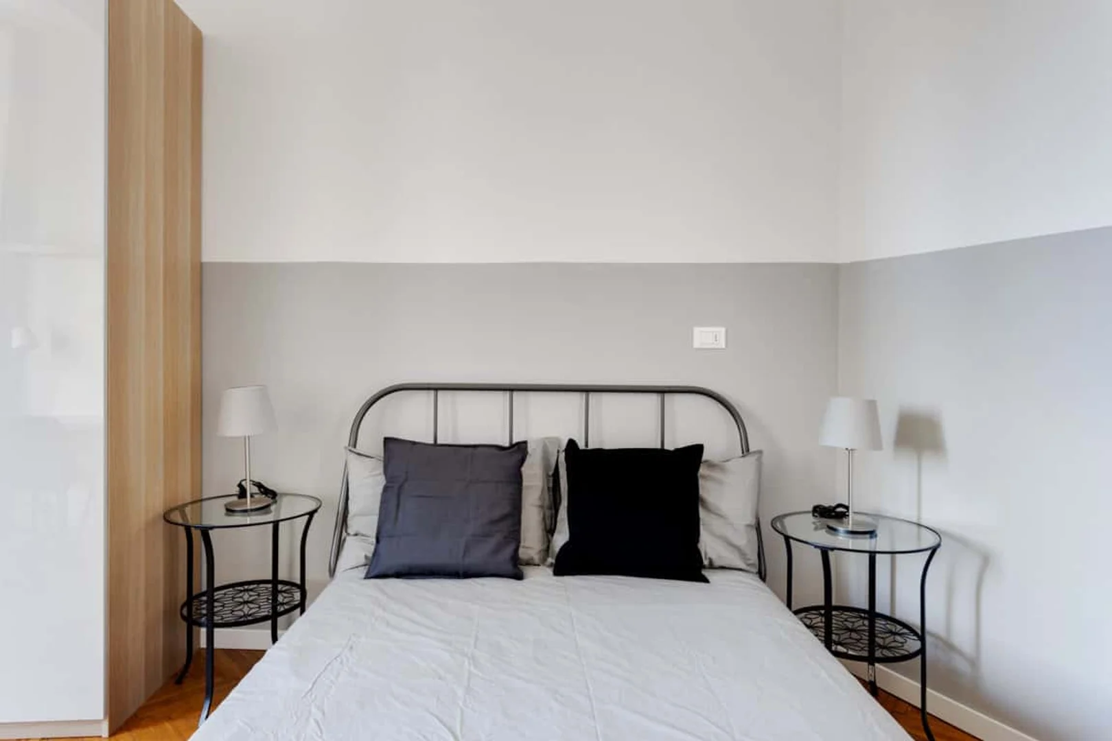Habitación estudiantil funcional perfecta para estudiar en 