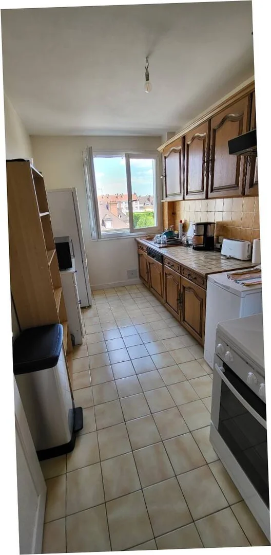Chambre confortable pour étudiants disponible dans 