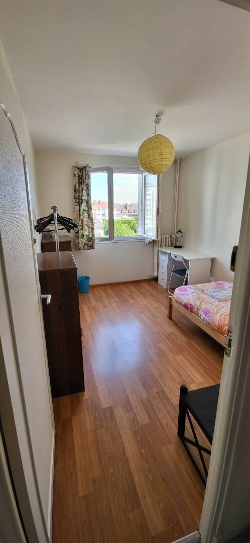 Chambre d'étudiant à  avec espace d'étude et installations communes