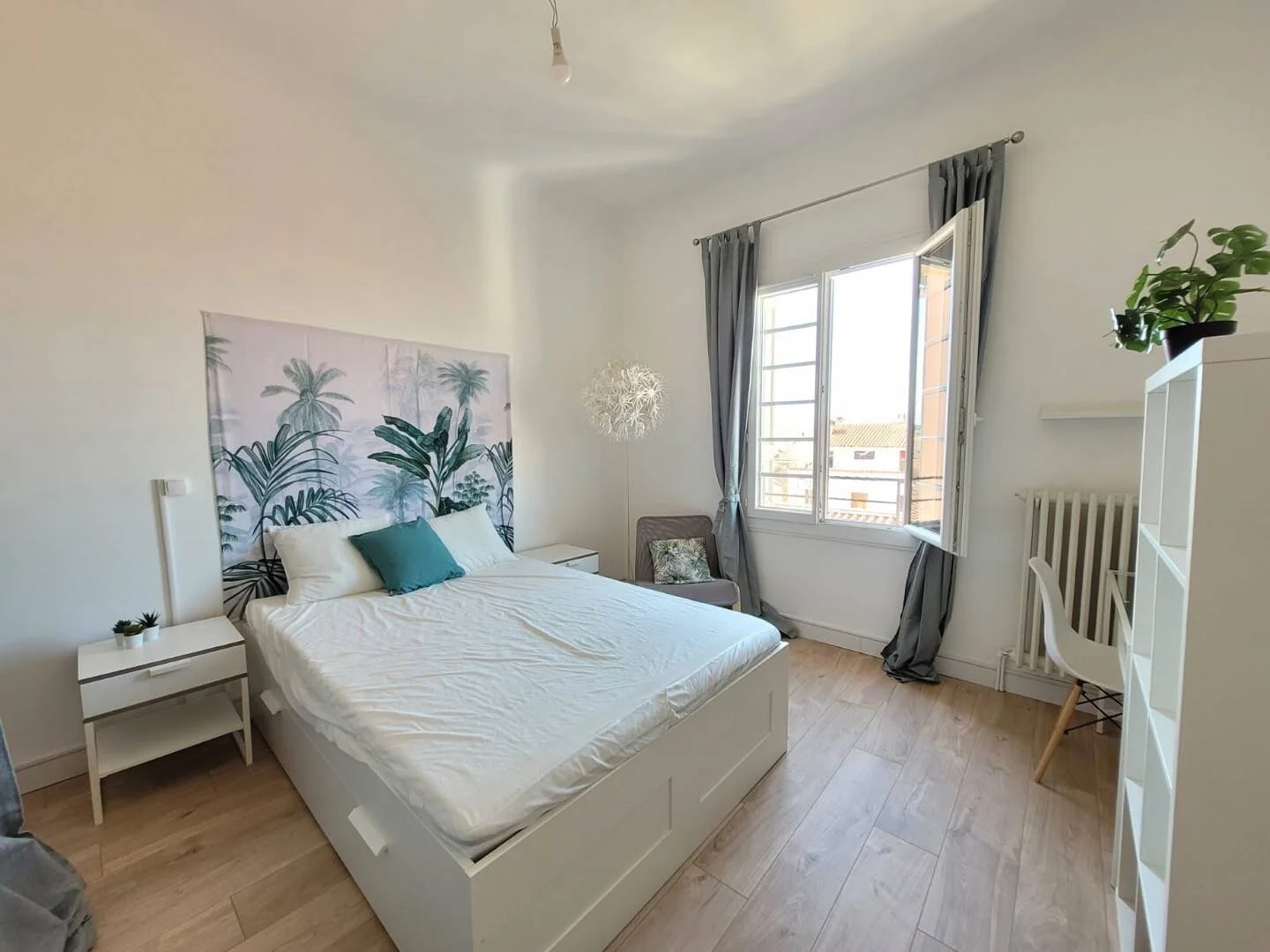 Quarto acessível para estudantes com iluminação ampla em 