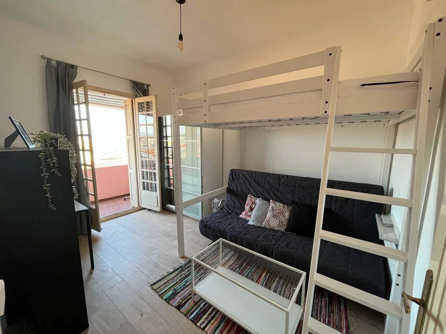 Quarto acessível para estudantes com iluminação ampla em 