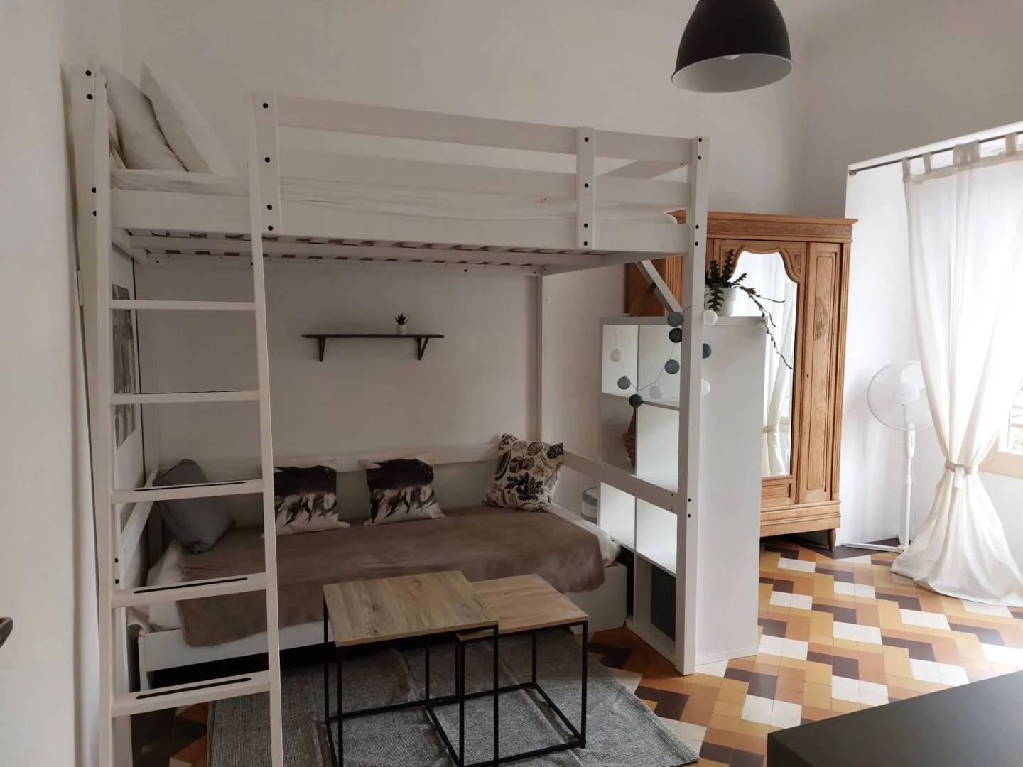 Quarto acessível para estudantes com iluminação ampla em 