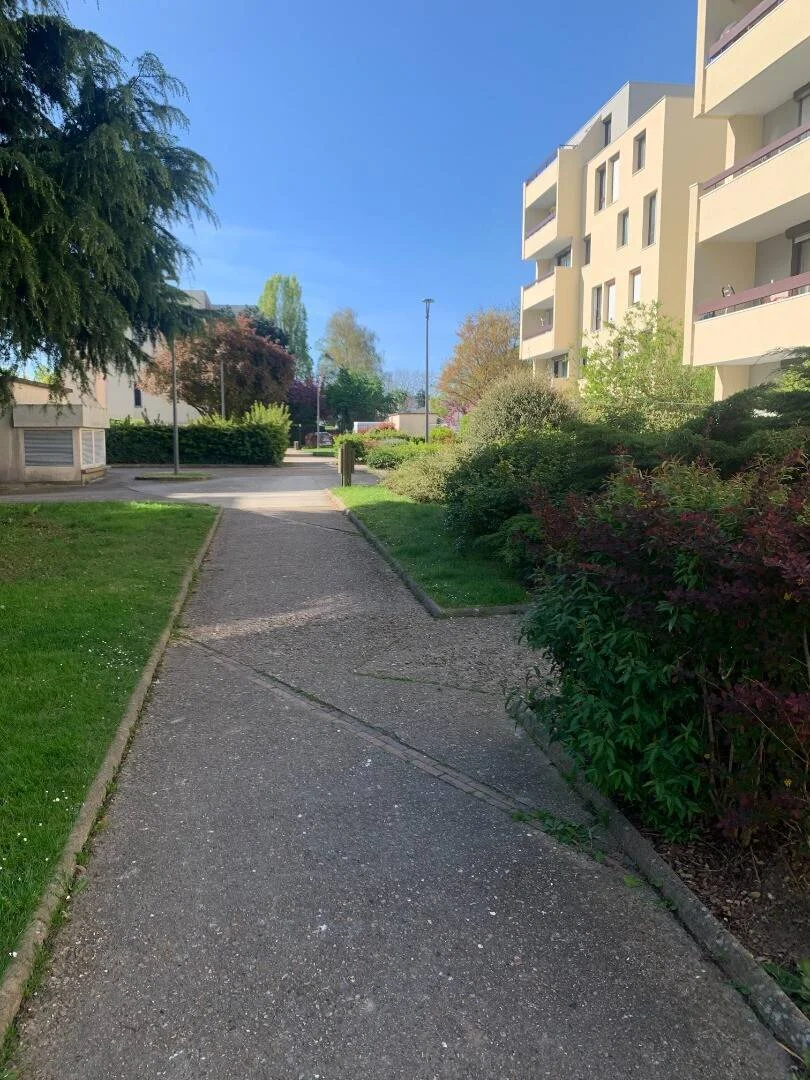 Chambre d'étudiant à  avec espace d'étude et installations communes