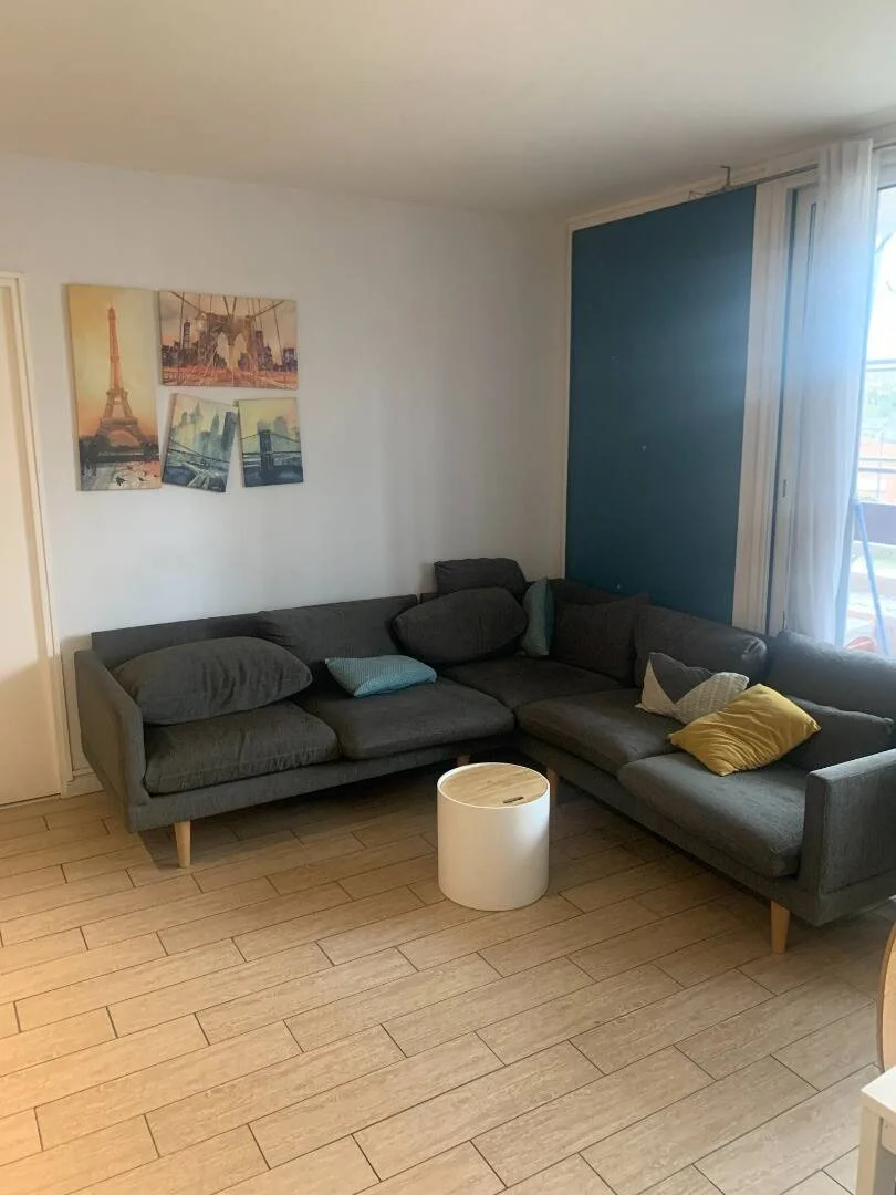 Chambre d'étudiant lumineuse et aérée avec accès facile à l'université dans 
