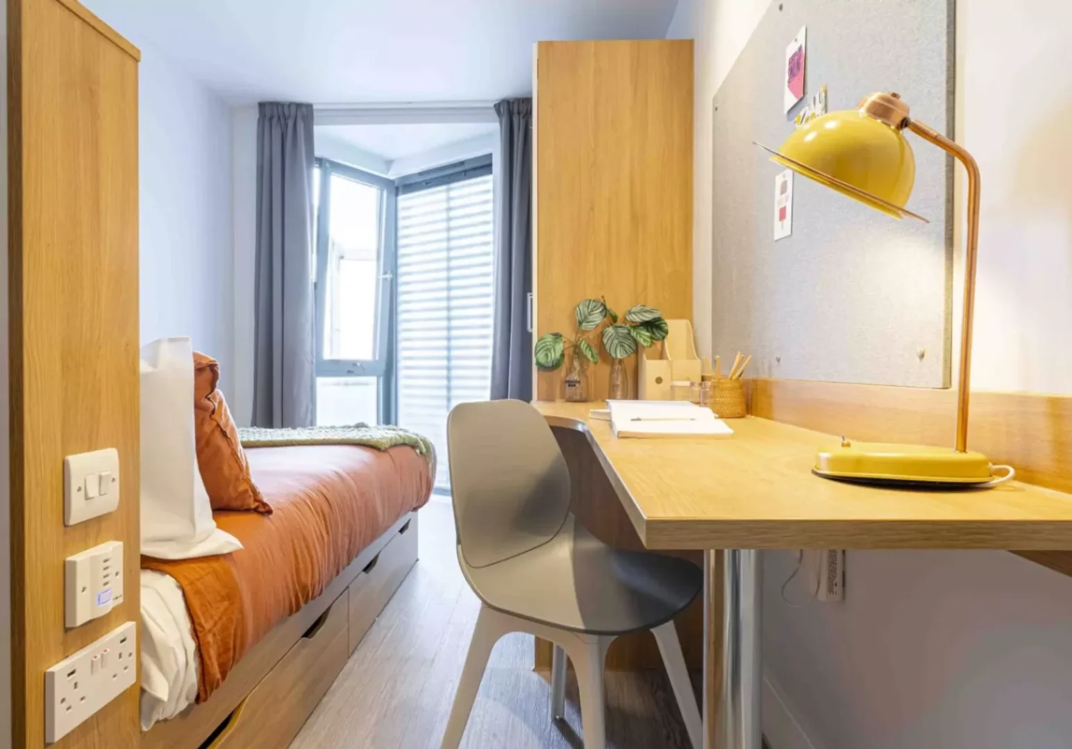 Quarto acessível para estudantes com iluminação ampla em 