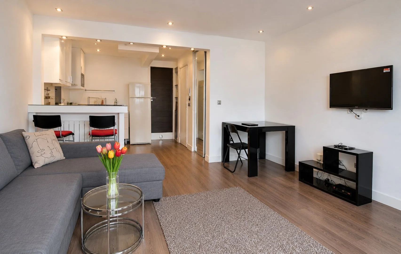 Chic studio apartment near campus in 