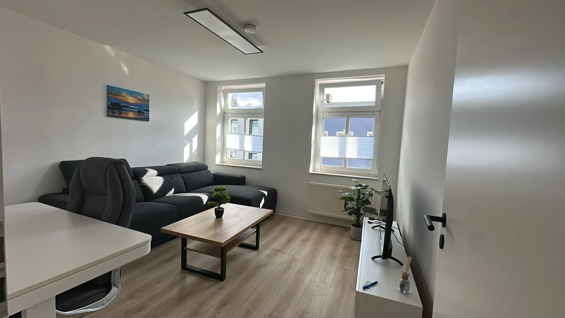 Habitación estudiantil funcional perfecta para estudiar en 