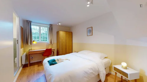Quarto privado em Rue Honoré d'Estienne d'Orves, imagem 1 de 10