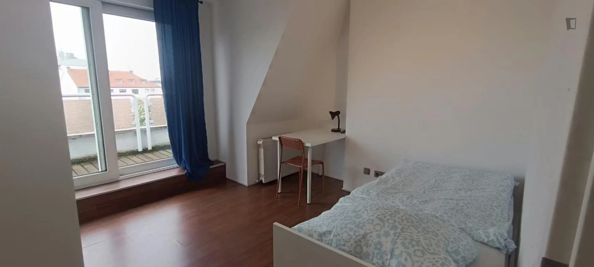 Economical student room with convenient location in 