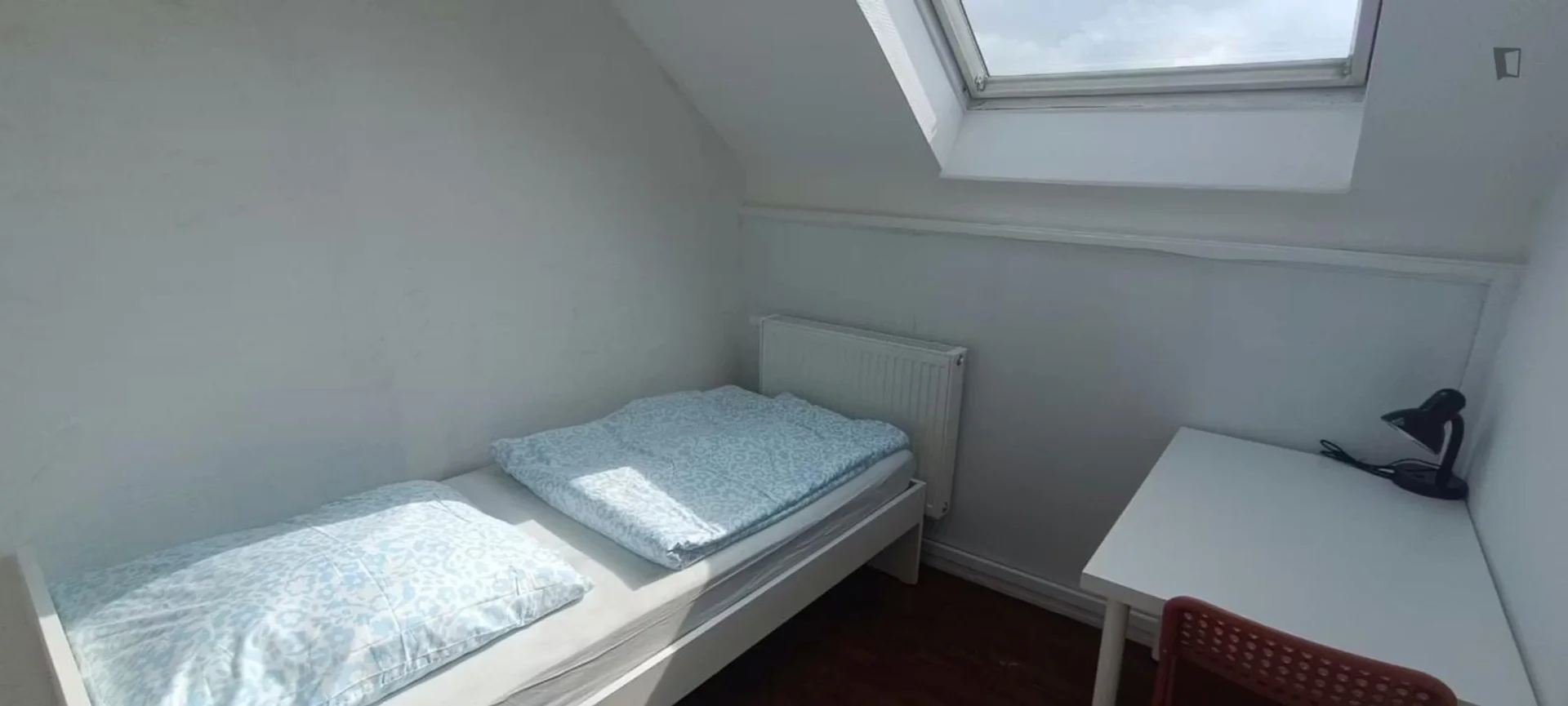 Student-friendly room in  with modern amenities