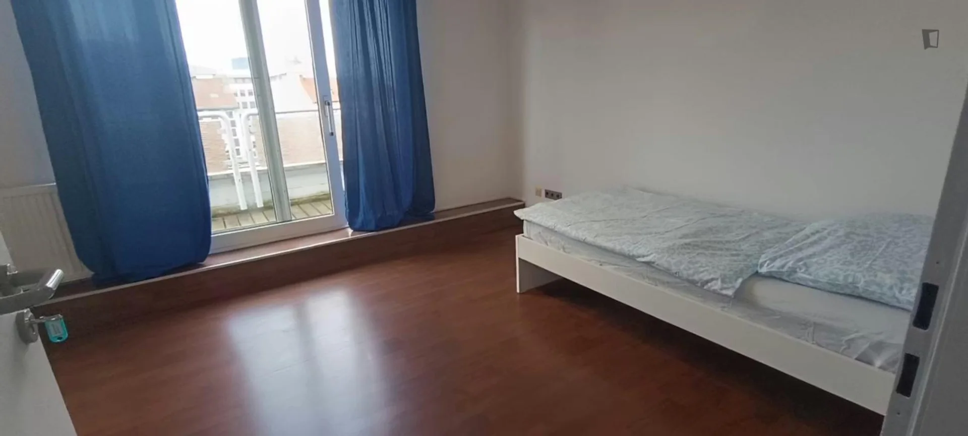 Economical student room with convenient location in 