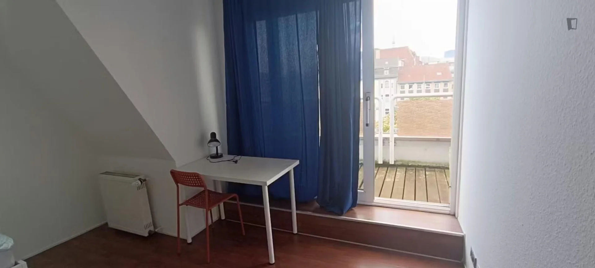 Functional student room perfect for studying in 