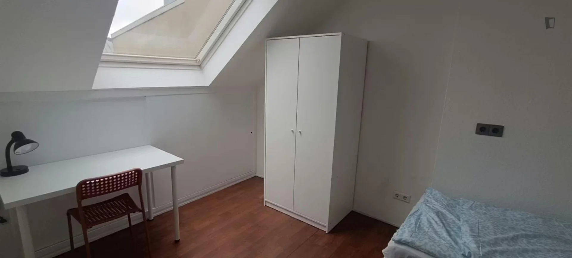 Functional student room perfect for studying in 