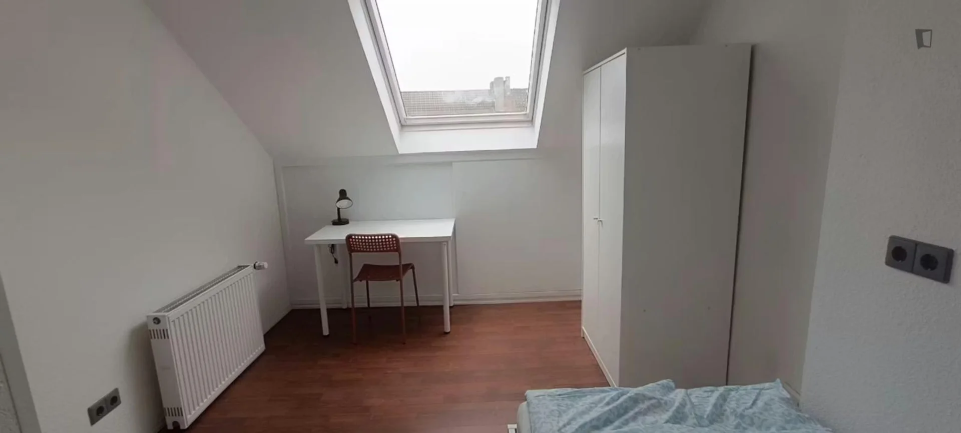 Cozy room for students available in 