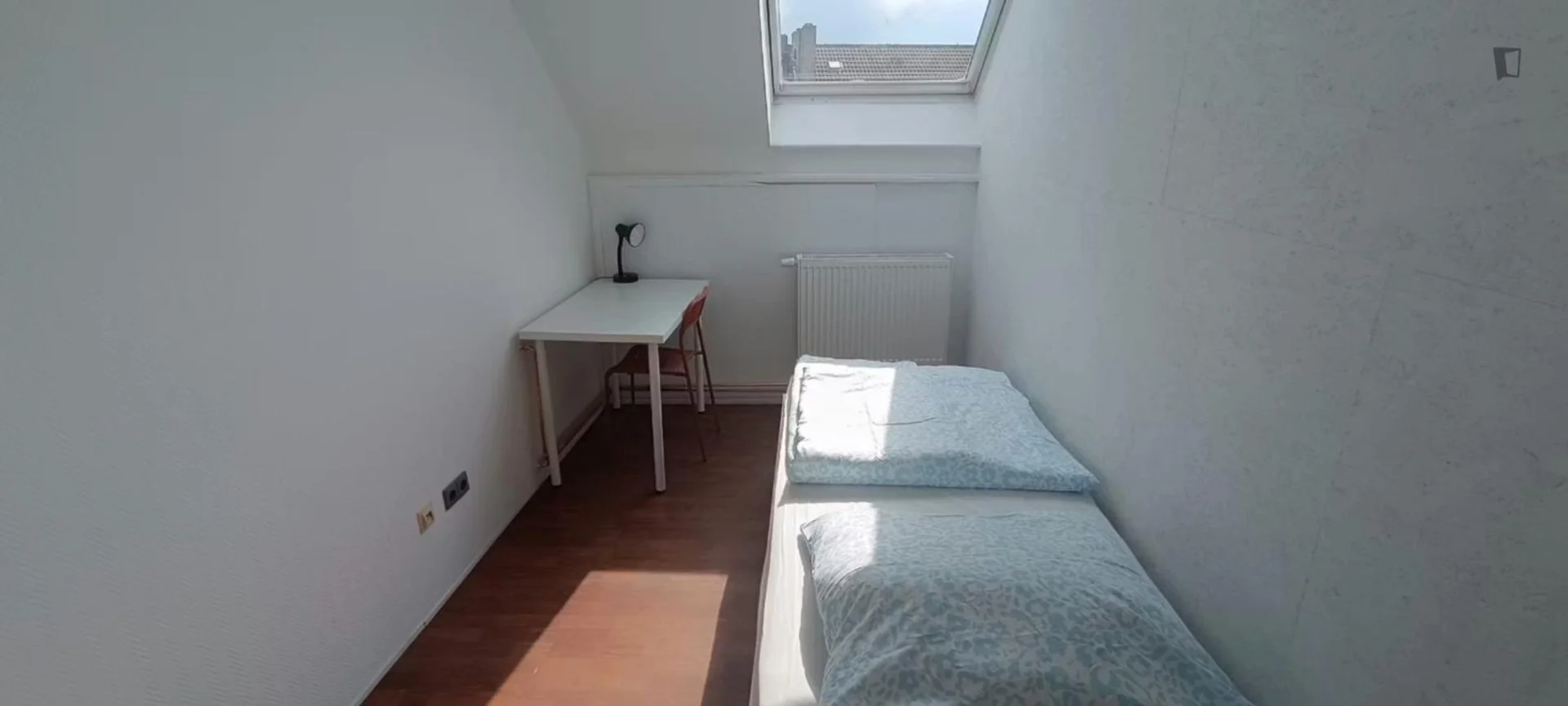Economical student room with convenient location in 