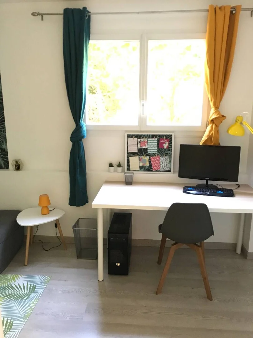 Chambre abordable pour les étudiants avec un bon éclairage dans 