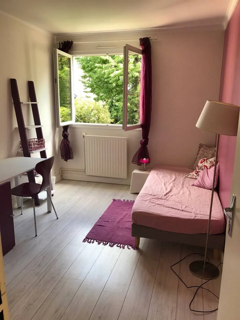 Chambre d'étudiant à  avec espace d'étude et installations communes