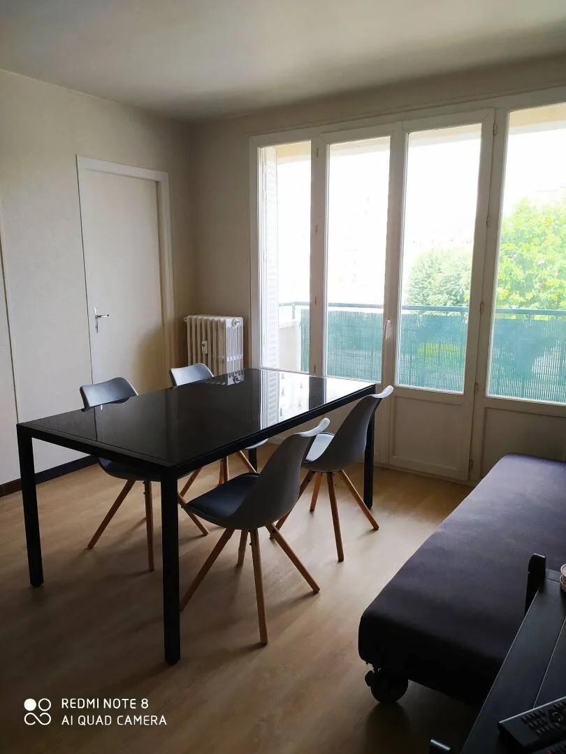 Chambre abordable pour les étudiants avec un bon éclairage dans 