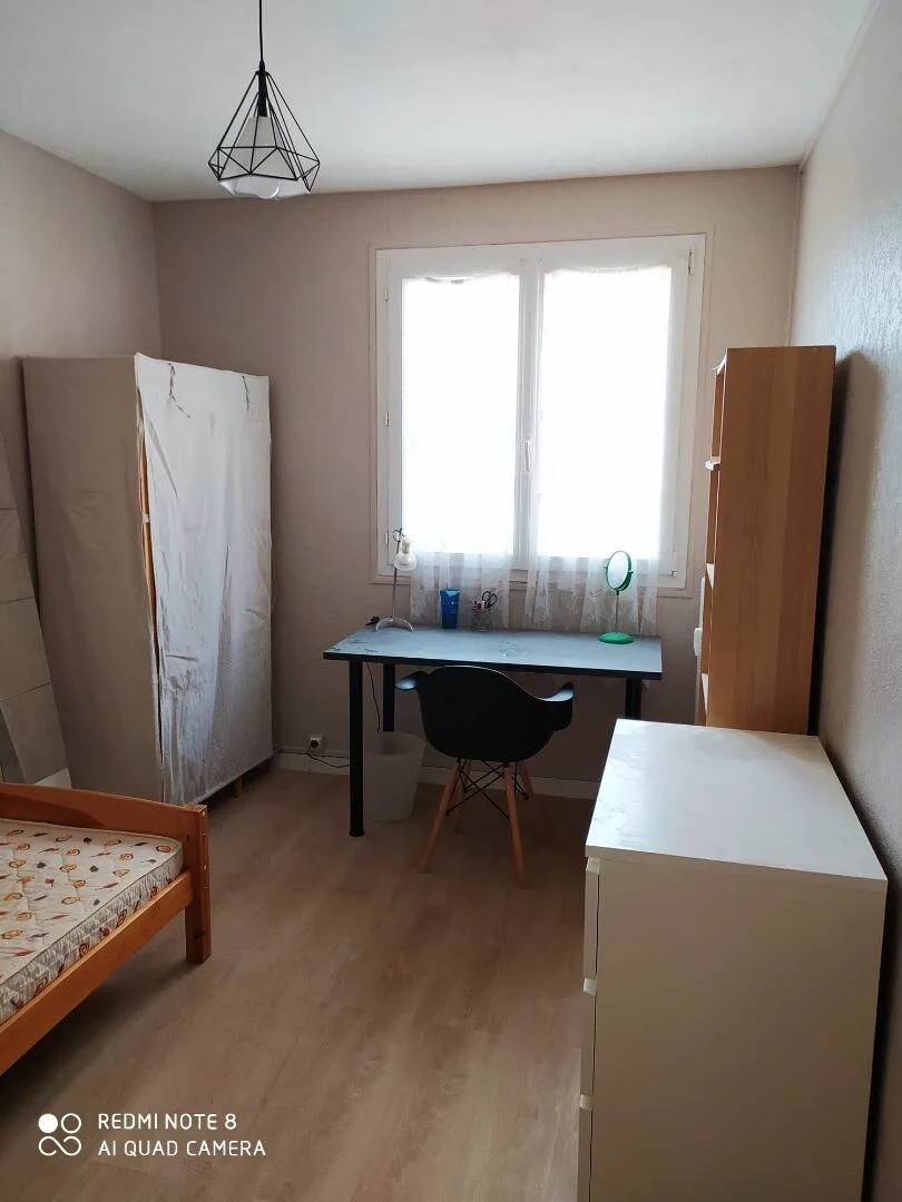 Chambre d'étudiant fonctionnelle parfaite pour étudier dans 