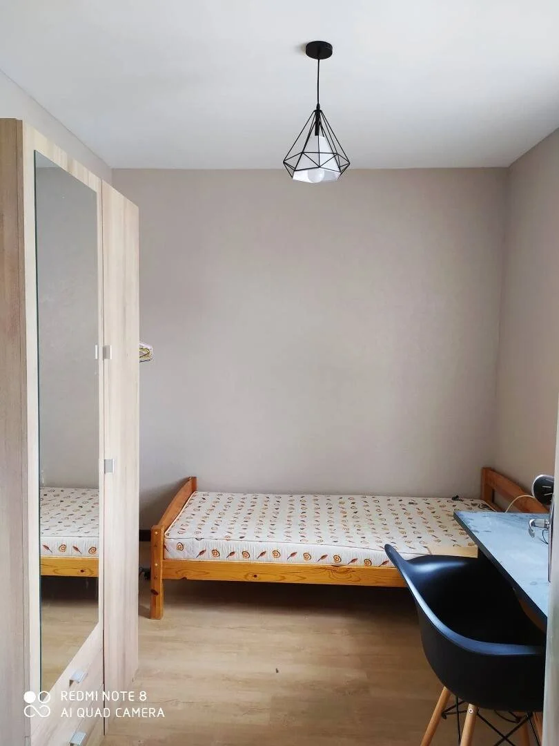 Chambre confortable pour étudiants disponible dans 