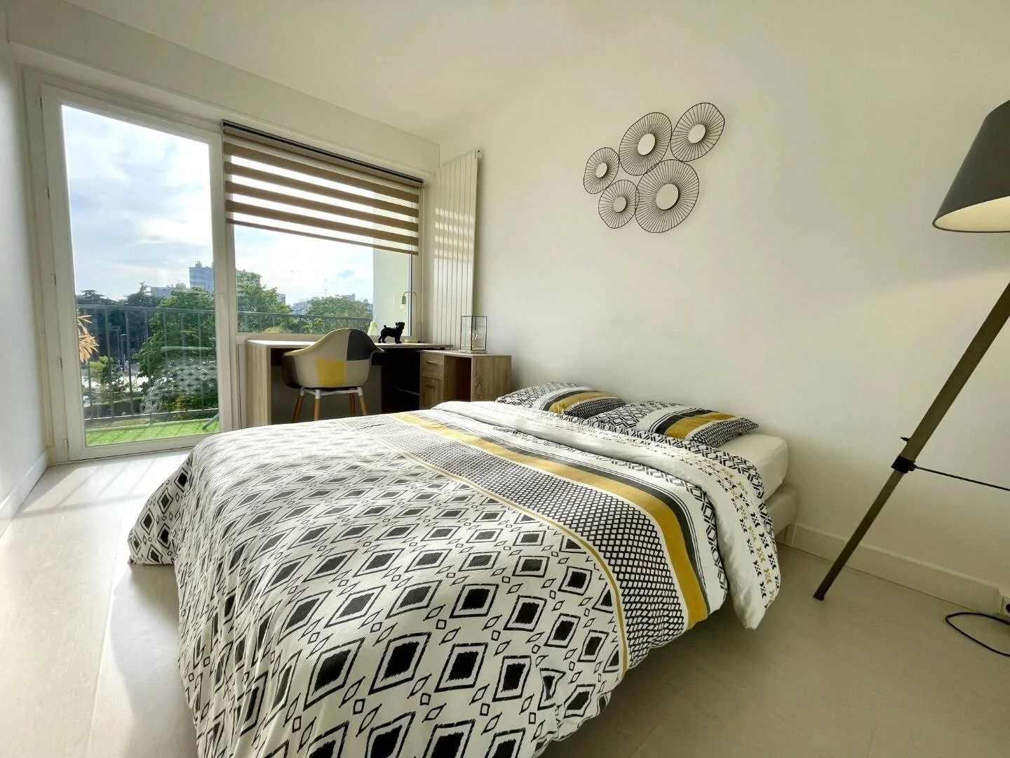 Quarto acessível para estudantes com iluminação ampla em 