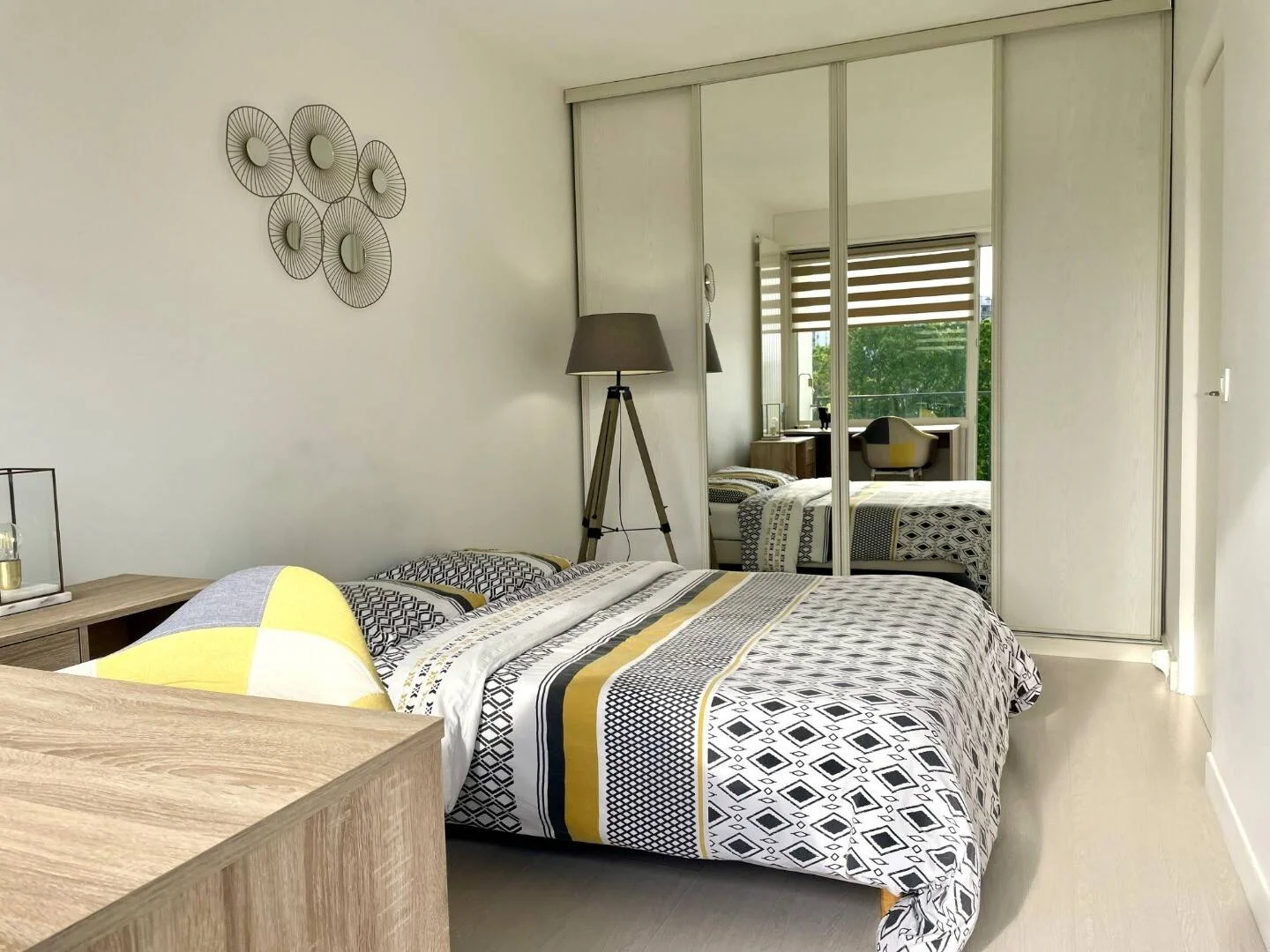 Quarto acessível para estudantes com iluminação ampla em 