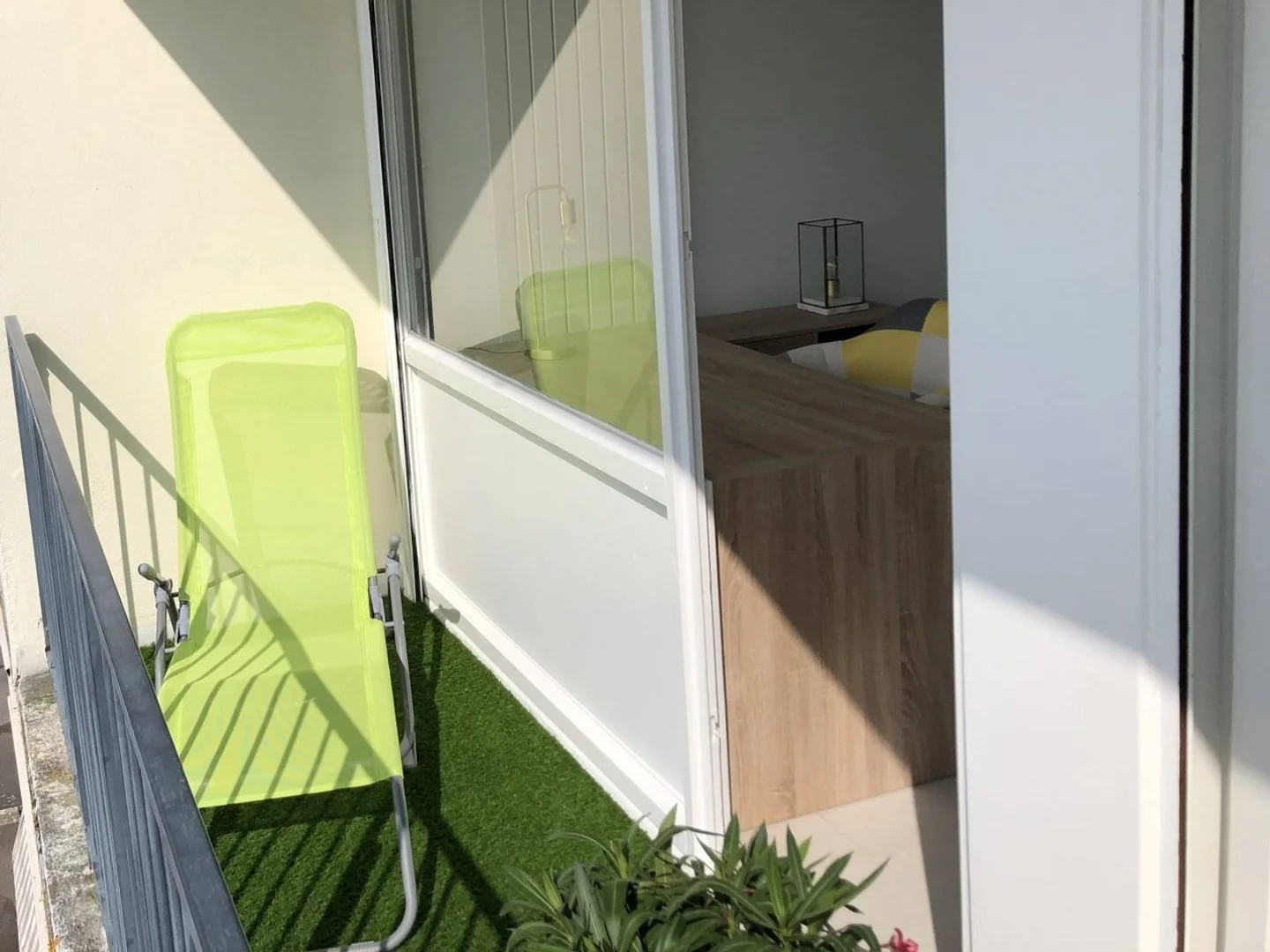 Quarto de estudante luminoso e arejado com acesso fácil à universidade em 