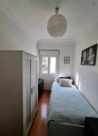 Stanza privata in Rua Professor Sousa da Câmara, immagine 2 di 21