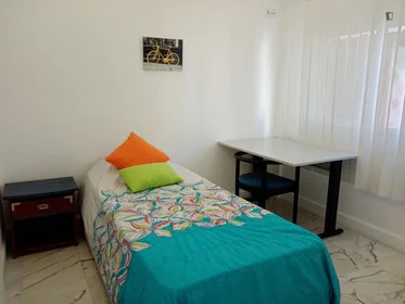 Quarto privado em Calçada da Quintinha, imagem 2 de 13