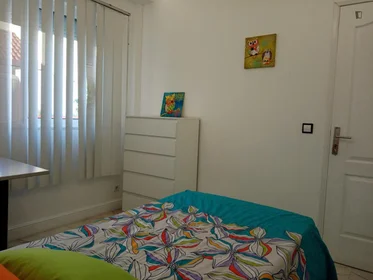 Quarto privado em Calçada da Quintinha, imagem 3 de 13
