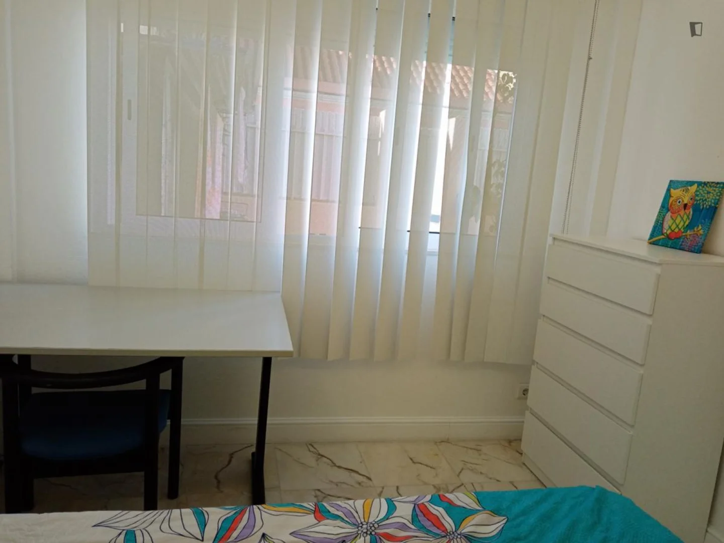 Habitación estudiantil luminosa y aireada con fácil acceso a la universidad en 