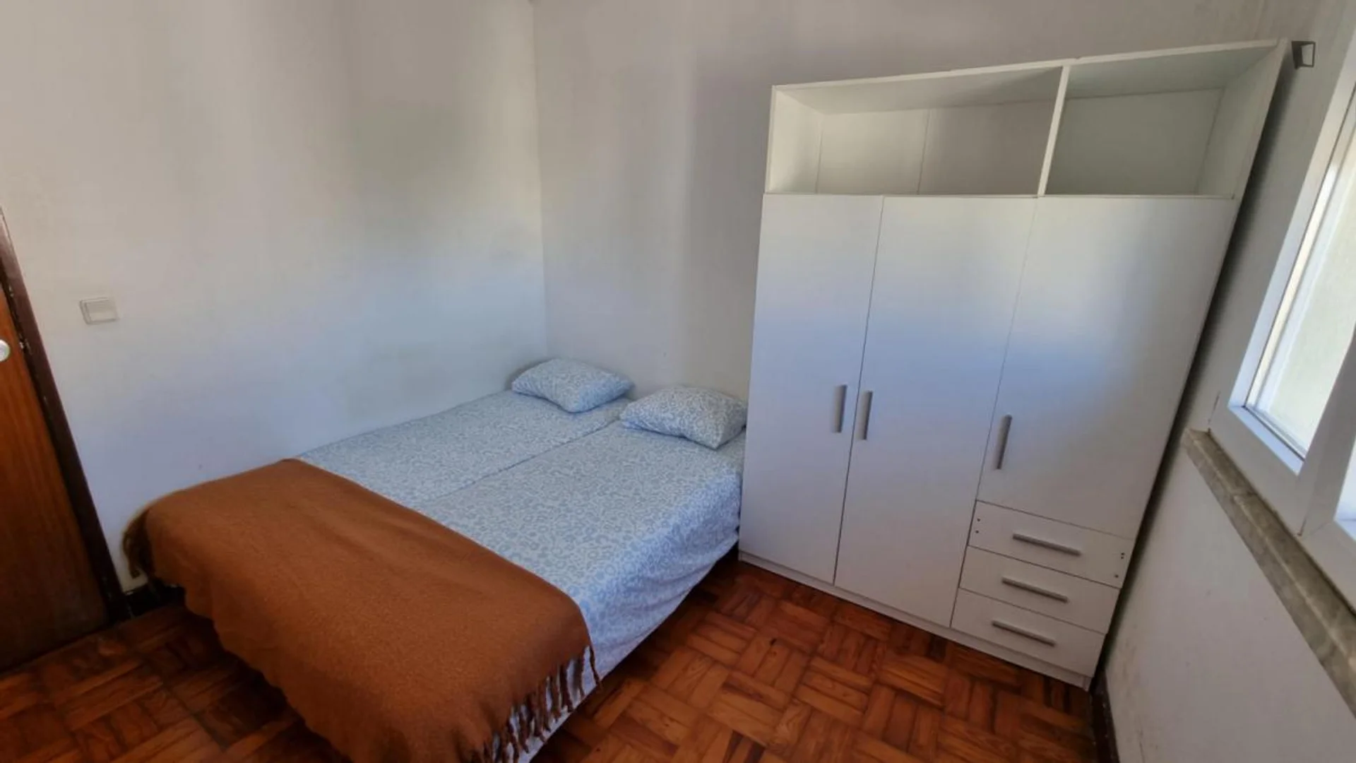 Niedrogi pokój dla studentów z dużym oświetleniem w 