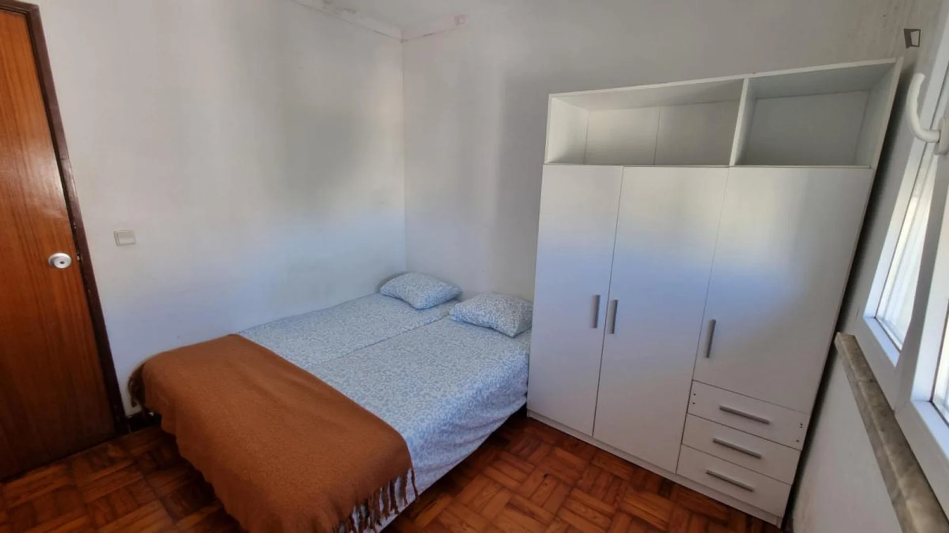 Niedrogi pokój dla studentów z dużym oświetleniem w 