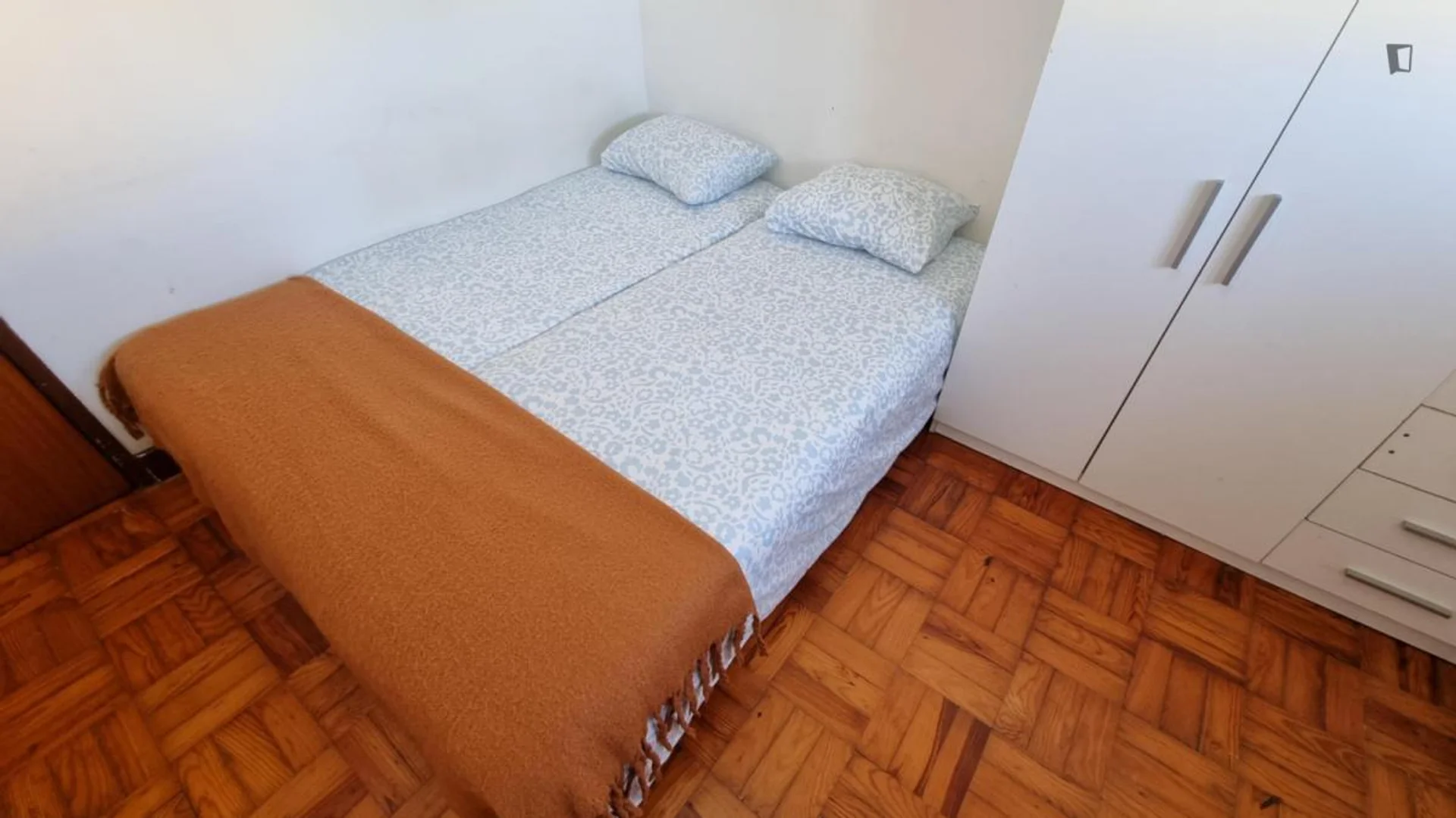 Funkcjonalny pokój studencki idealny do nauki w 