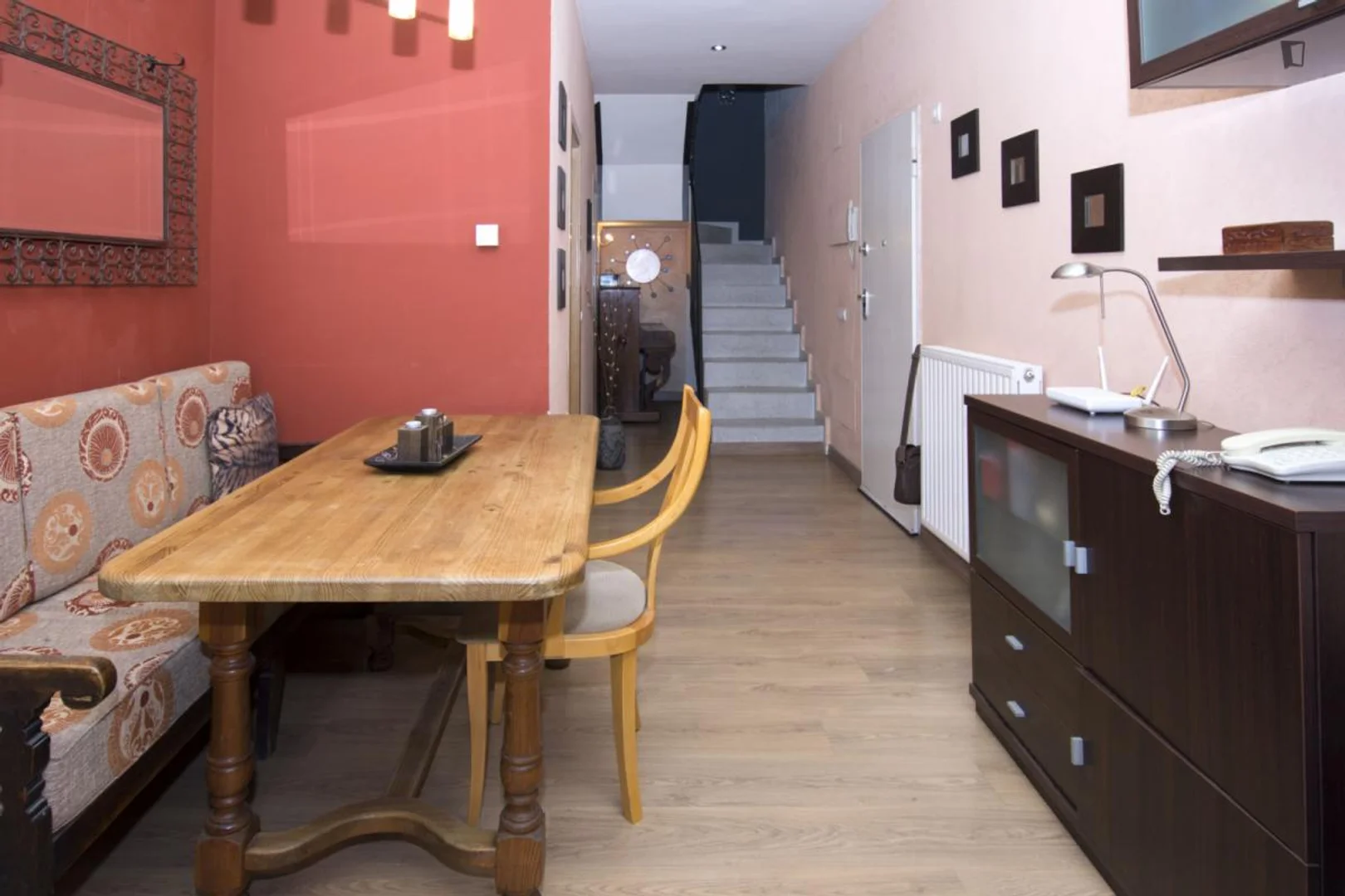 Habitación asequible para estudiantes con buena iluminación en