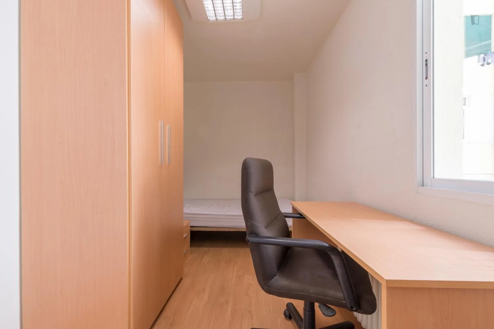 Quarto de estudante funcional perfeito para estudar em