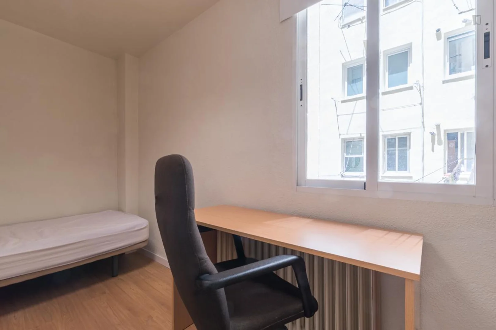 Quarto de estudante funcional perfeito para estudar em