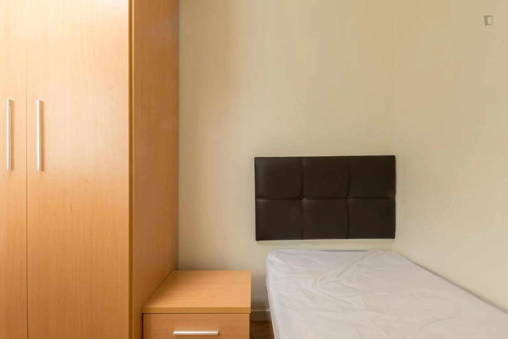 Quarto de estudante económico com localização conveniente em