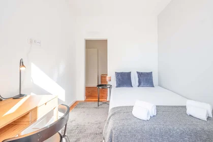 Habitación privada en Escadinhas da Saúde 6, Lisbon. Portugal, imagen 1 de 6