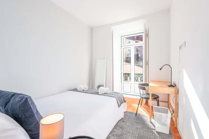 Habitación privada en Escadinhas da Saúde 6, Lisbon. Portugal, imagen 2 de 6